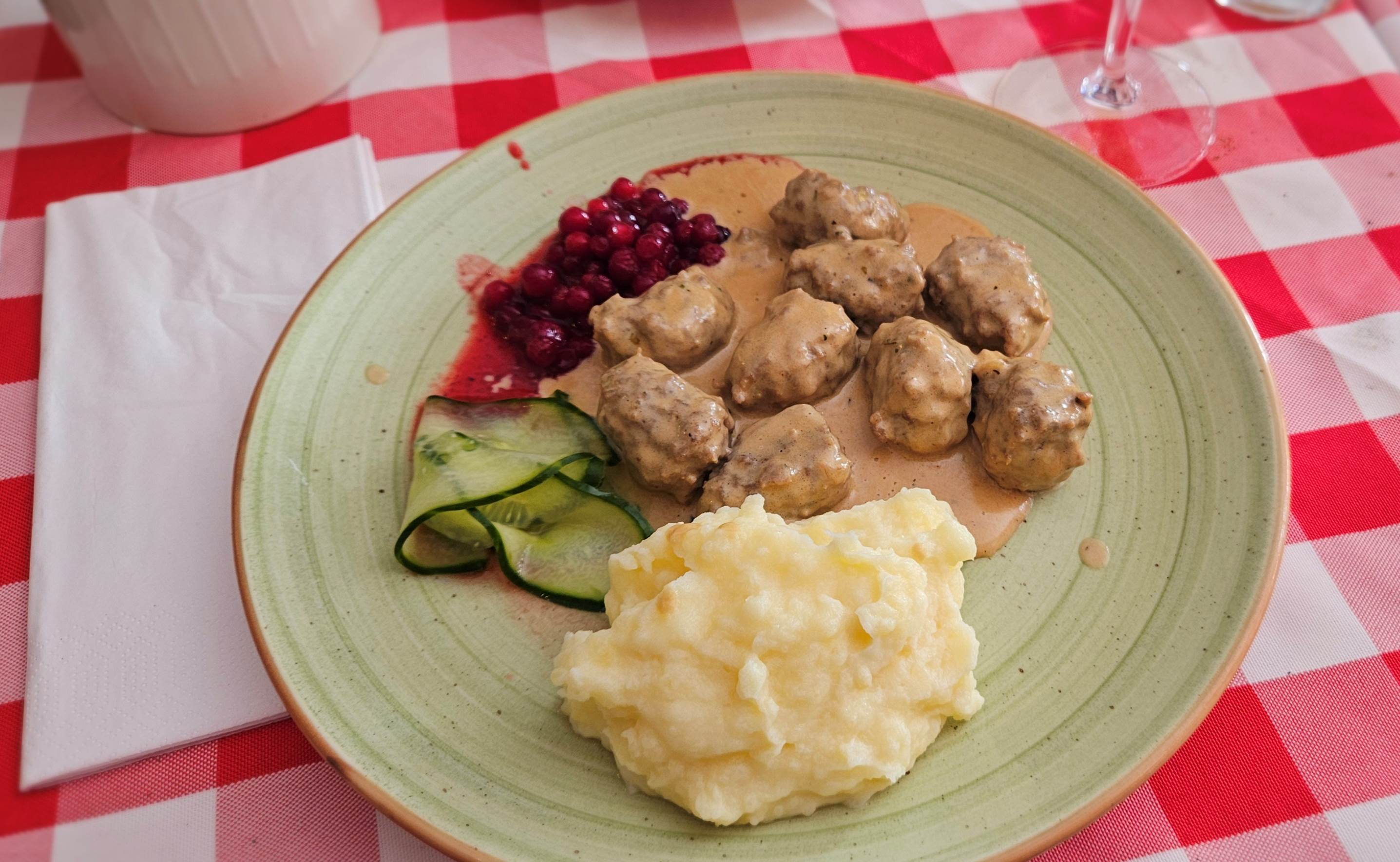 Obraz zawieraj�cy talerz, st�, Kuchnia, jedzenie

Zawarto�� wygenerowana przez AI mo�e by� niepoprawna.